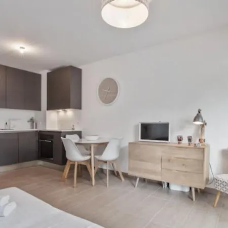 Le Bay Side Plein Coeur De Juan Les Pins En Bord De Mer, Pour Familles Ou Petits Groupes 앙티브